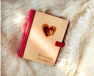 Kolik myšlenek si během dne zaslouží pozornost, ale jen tiše odejdou? Kolik pocitů cítíš, ale nestihneš je pojmenovat?...