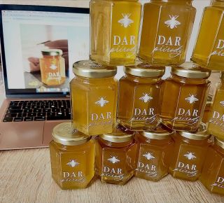 Med z adoptovaného úlu 🥰 V jednoduchosti je krása. Uvnitř elegantní krabičky se skrývá čistý med z adoptovaného úlu –...