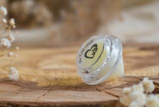 Hebkost a péče, kterou si zamiluješ. ❤️ Krásně hydratuje, chrání a dodává hebkost tvým rtům 👄 Perfektní společník do každé...